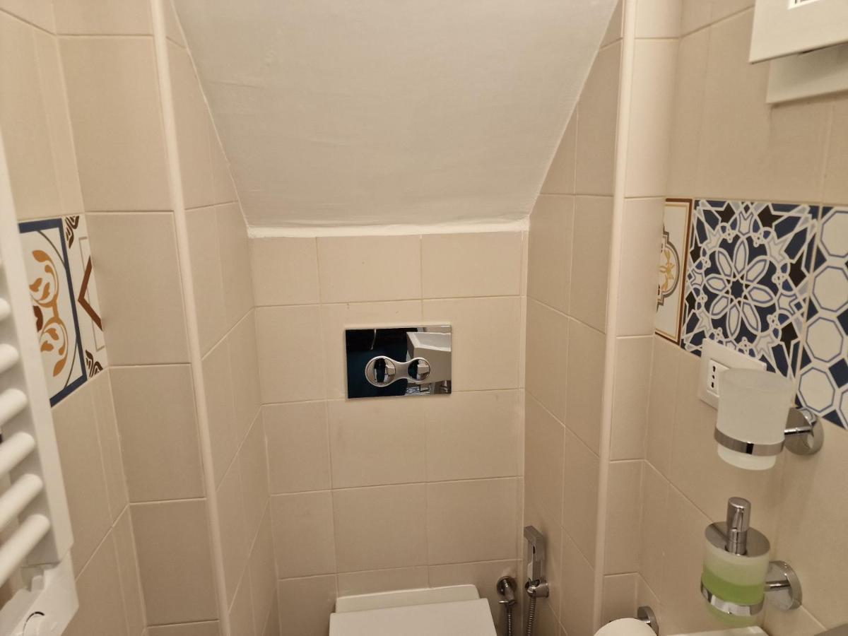 Di Paola Via Melo Appartement *